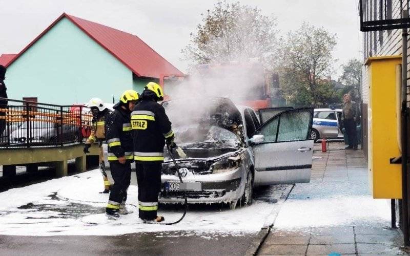Przy ośrodku zdrowia zapalił się samochód