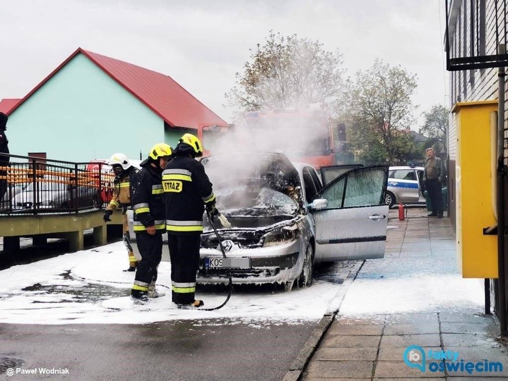 Przy ośrodku zdrowia zapalił się samochód