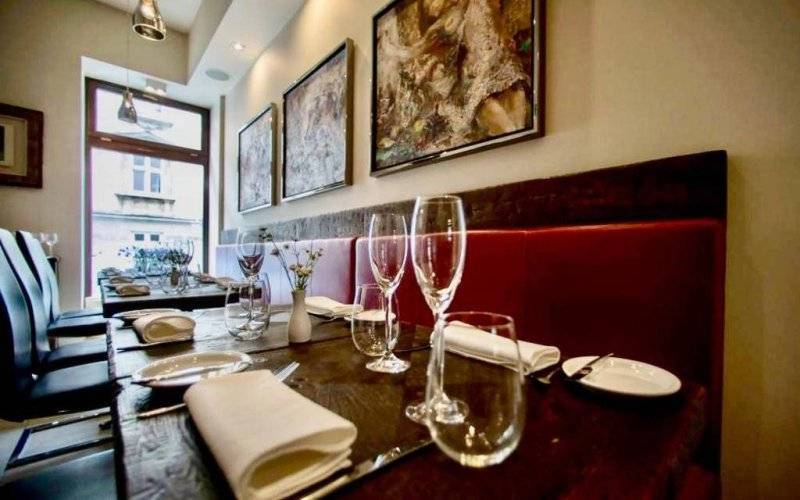 Lokale gastronomiczne, baseny, siłownie czekają na gości