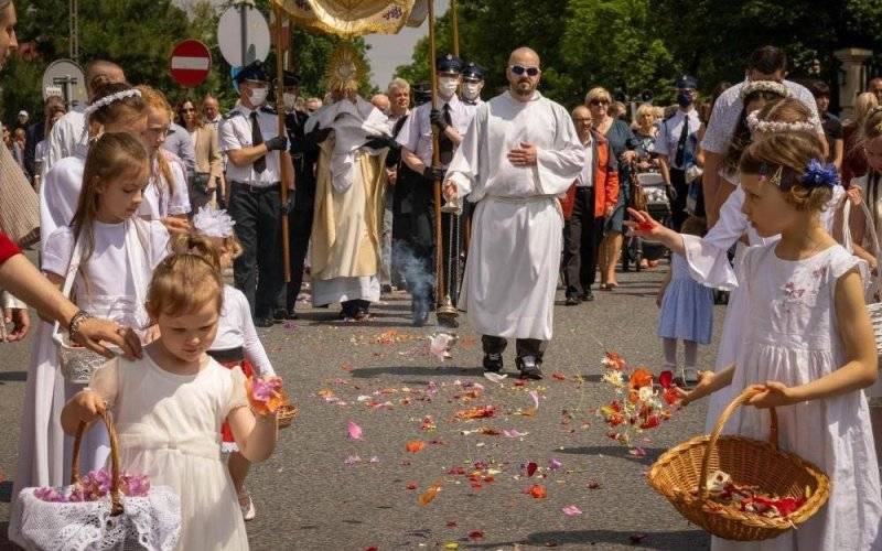 Procesje Bożego Ciała na ulicach