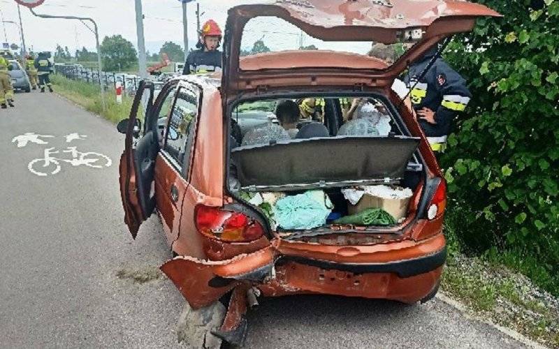 Fiatem uderzył w daewoo. Jedna osoba w szpitalu