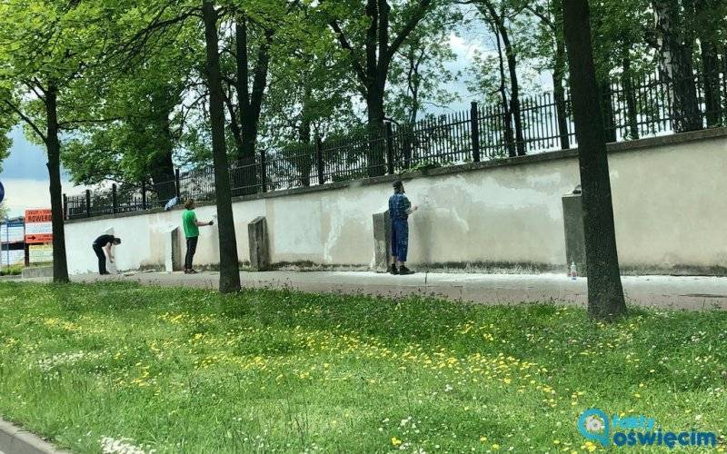 Kiedyś namalowali swastyki, teraz odmalowali mur cmentarza żydowskiego – FOTO
