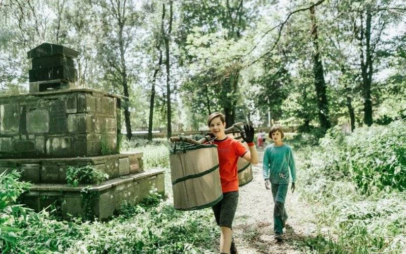 Ochoczo porządkowali cmentarz żydowski – FOTO