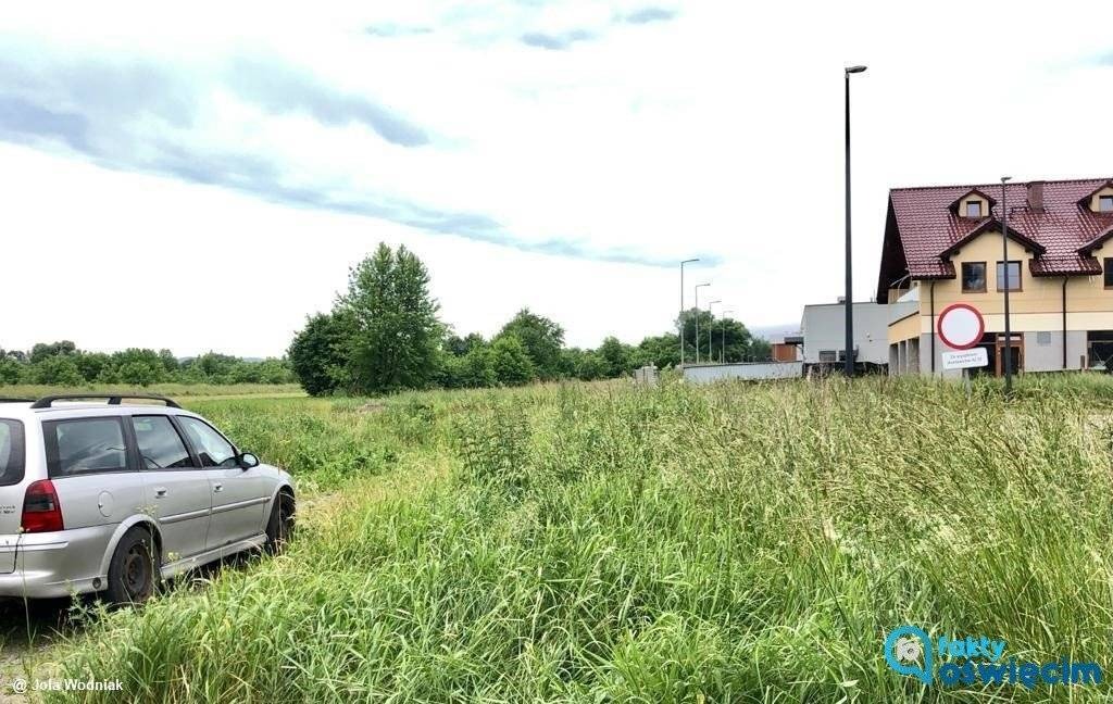 Za marketami na łąkach powstanie nowa droga – FOTO