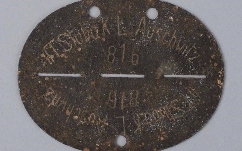 Nieśmiertelnik esesmana z Auschwitz trafił do muzeum