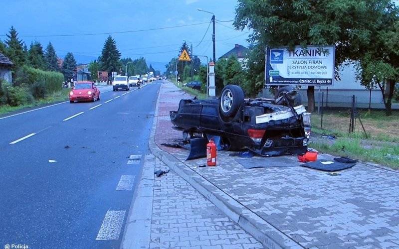 19-latek z bmw przesadził z prędkością i dachował – FOTO
