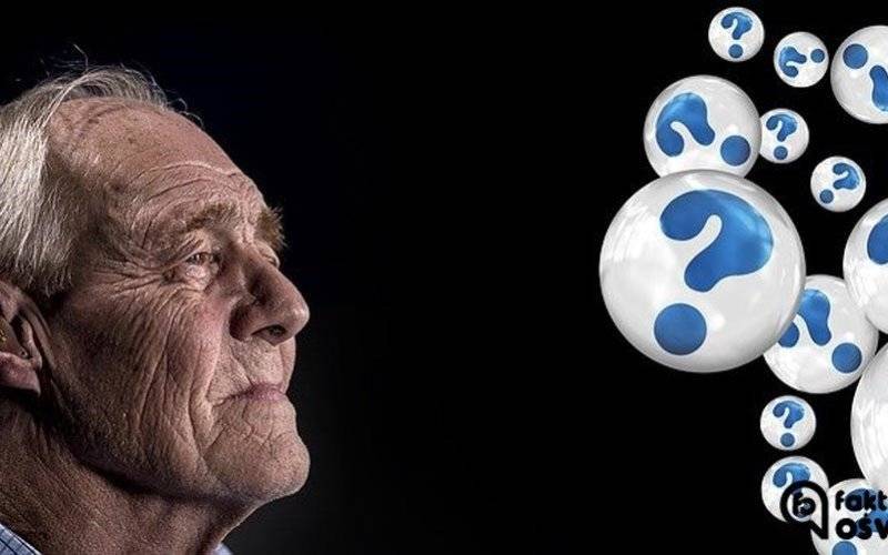 W piżamie i kapciach chodził między samochodami