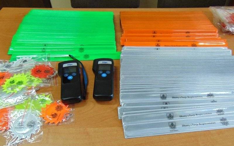 Alkotesty i odblaski od miasta dla policji – FOTO