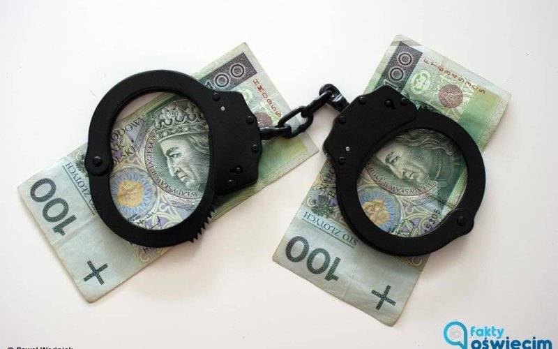 Wrzucił do radiowozu dwie setki