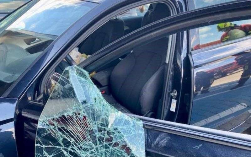 Zatrzasnęła dziecko w samochodzie. Pomogli strażacy