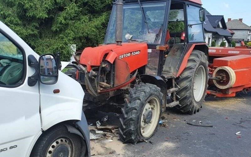 Dostawczak zderzył się czołowo z ciągnikiem rolniczym – FOTO