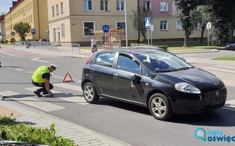 Senior wjechał rowerem w przejeżdżający samochód – FOTO