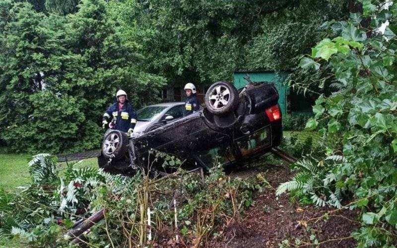 Poślizg, potrącenie, dachowanie – FOTO