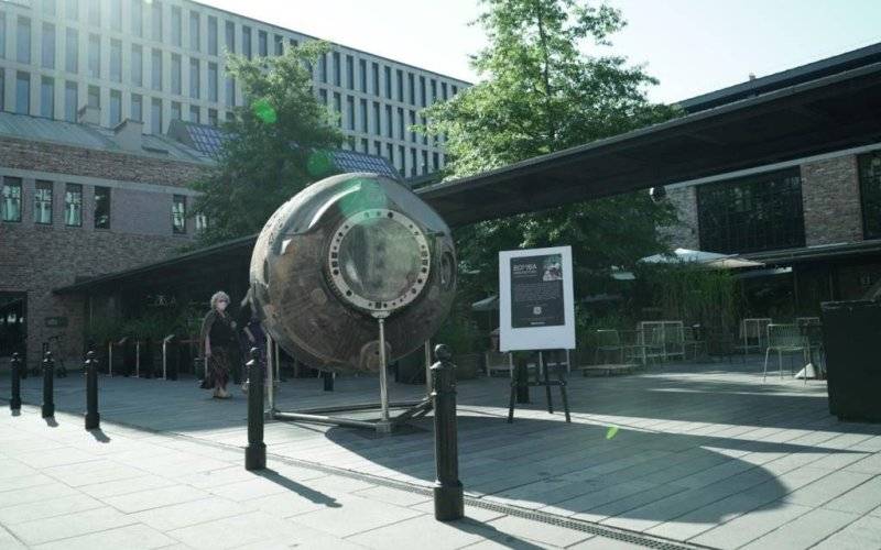 Kapsuła kosmiczna wylądowała w Warszawie