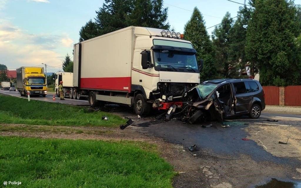 Zderzenie w Graboszycach. Kierowca w ciężkim stanie – FOTO
