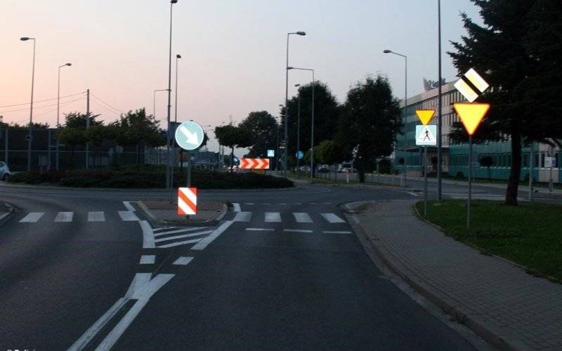 Potrącenie 14-latka i nagłe hamowanie zakończone na słupie – FOTO