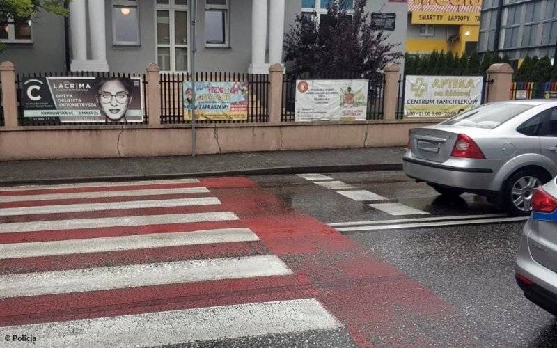 Potrącił ją samochód. Zdołała odepchnąć syna