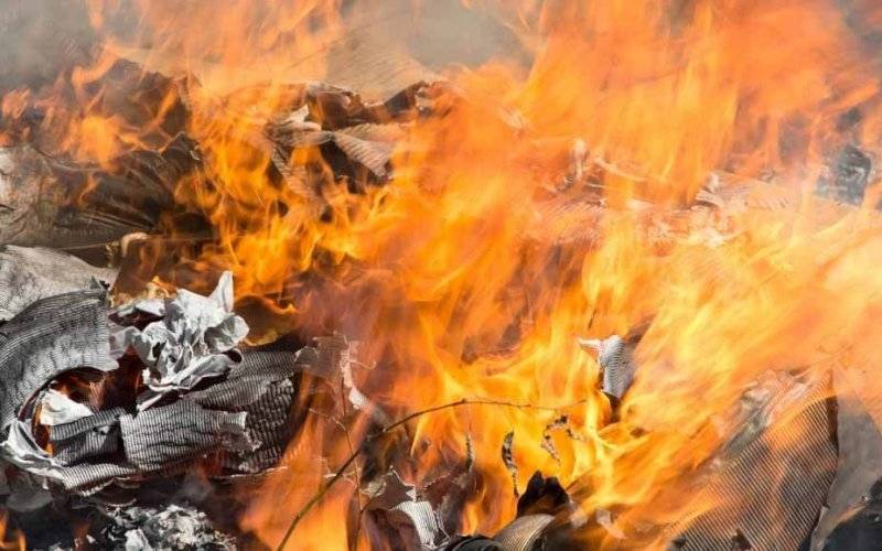 Młody mężczyzna spalał odpady na ognisku