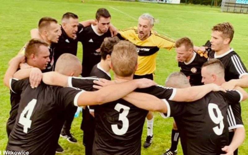 Orzeł nie zwalnia. Kłopoty przyjezdnych