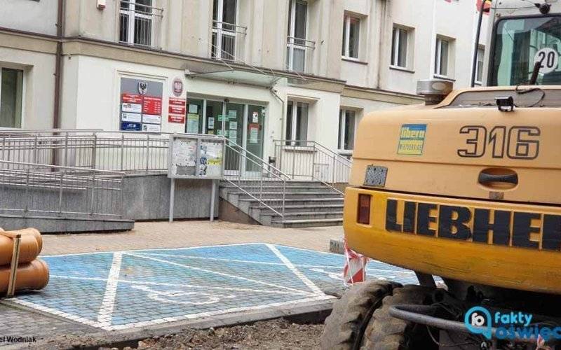 Od dzisiaj wejście do starostwa tylko od parkingu – FOTO