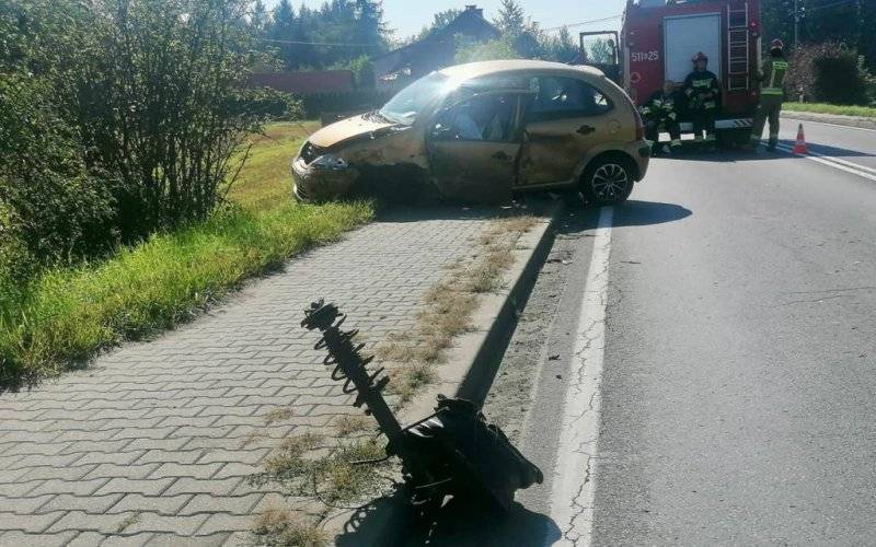 Zasnęła za kierownicą samochodu – FOTO