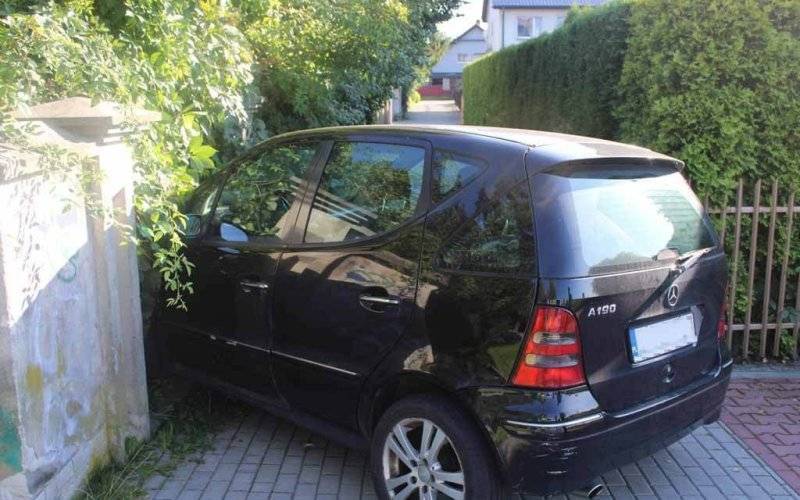 Uderzył w ogrodzenie i położył się koło auta. Miał trzy promile – FOTO