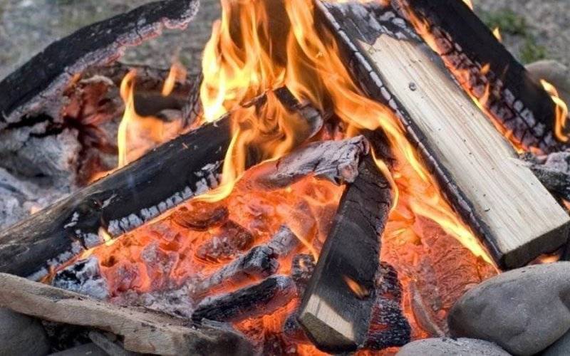 Palili śmieci w ognisku w środku osiedla
