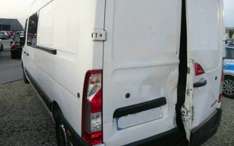 Zostawił psa w dostawczaku i poszedł do parku rozrywki
