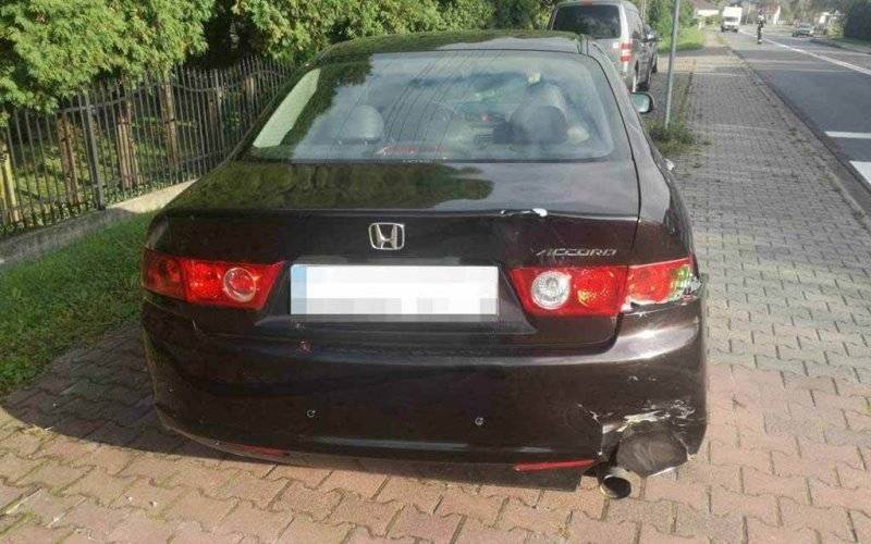 Nastolatek nie wyhamował simsonem przed hondą – FOTO