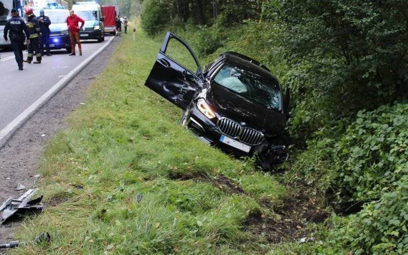 Zderzył się z dwoma tirami i uciekł do lasu – FOTO
