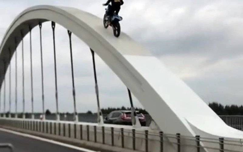 Wjechał motocyklem na przęsło mostu Galicyjskiego – FILM