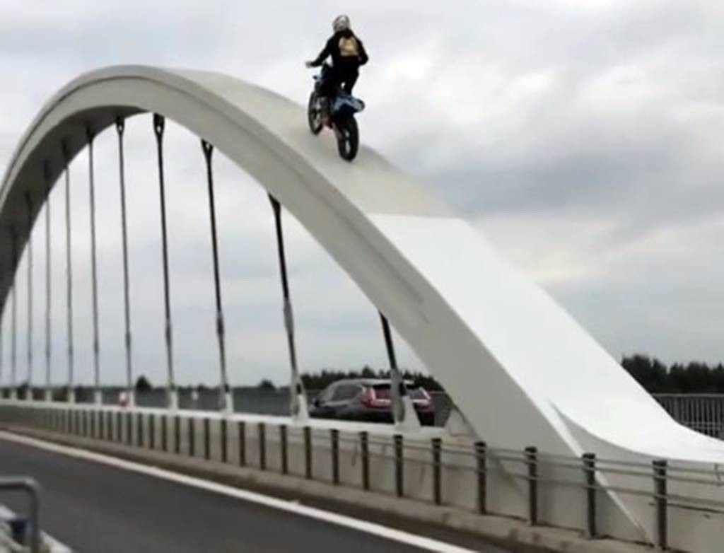 Wjechał motocyklem na przęsło mostu Galicyjskiego – FILM
