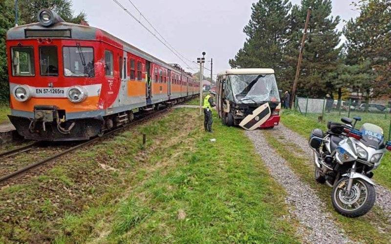 Zderzenie autobusu z pociągiem – FOTO