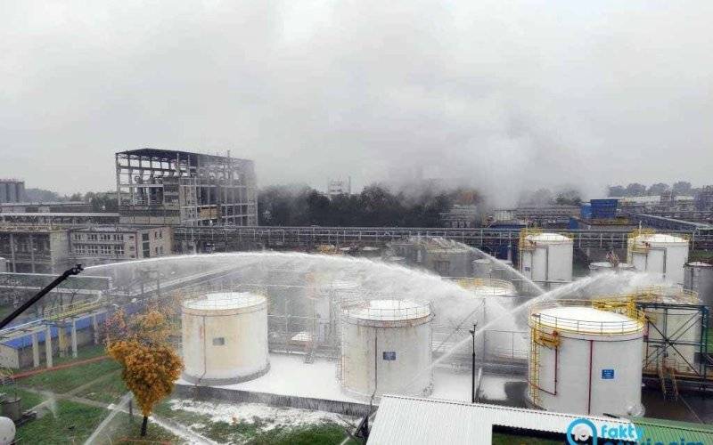 Wybuch i pożar zbiornika ze styrenem. Ćwiczenia w Synthosie – FOTO