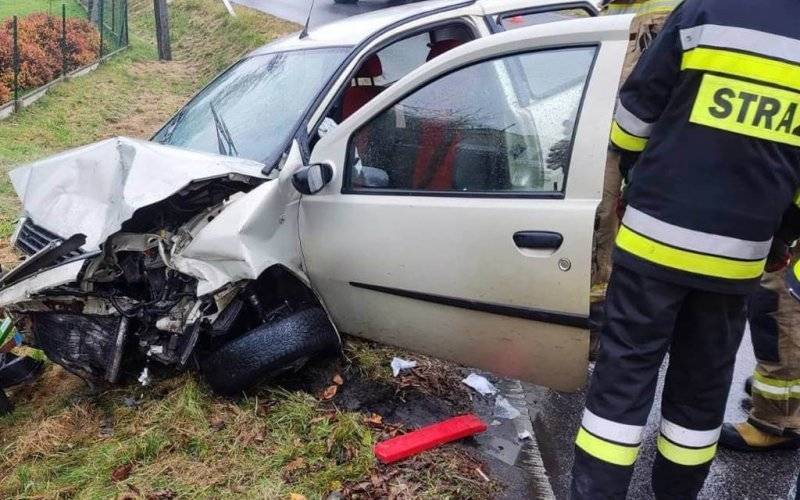 Czołowe zderzenie. Jedna osoba ranna – FOTO