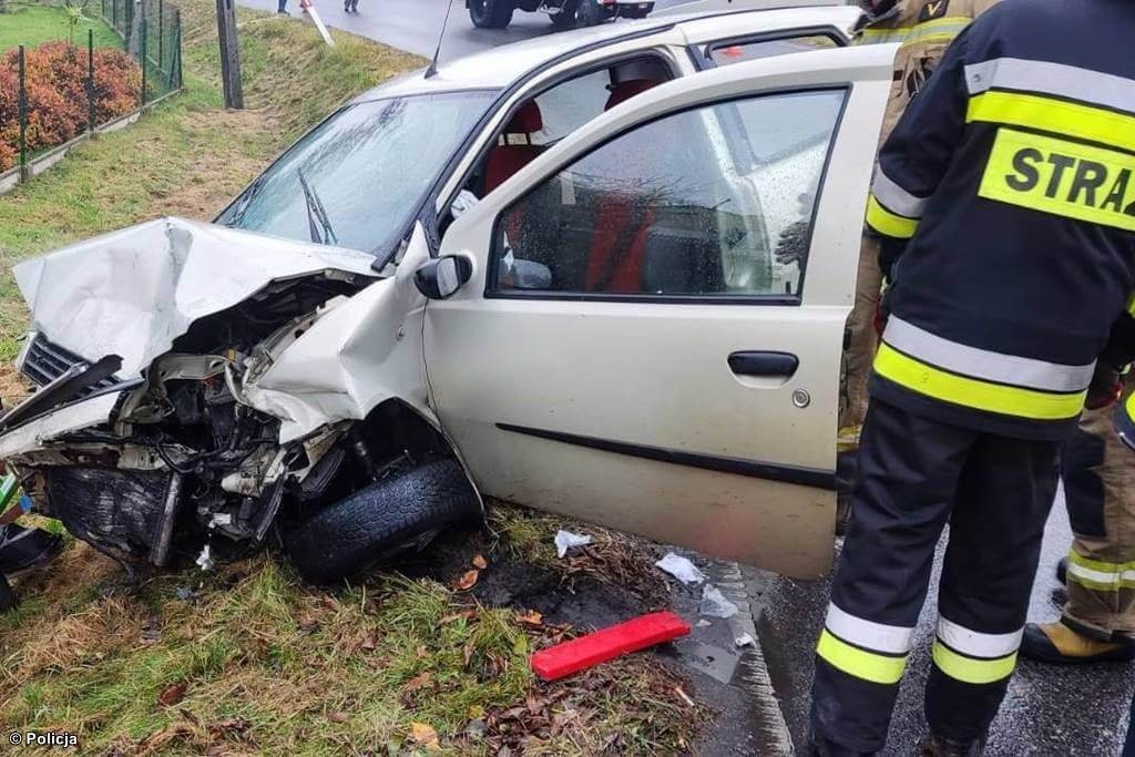 Czołowe zderzenie. Jedna osoba ranna – FOTO