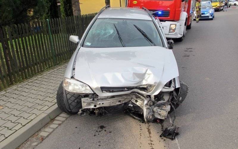 Jechał z dzieckiem i promilami. Uderzył w samochód i słup – FOTO