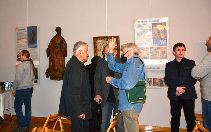 „Sacrum w muzeum…” Otwarcie wystawy i prelekcja zachęciły do dyskusji – FOTO