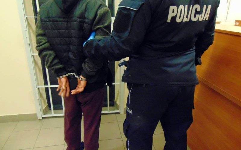 Chciał zabić nożem śpiącą babcię