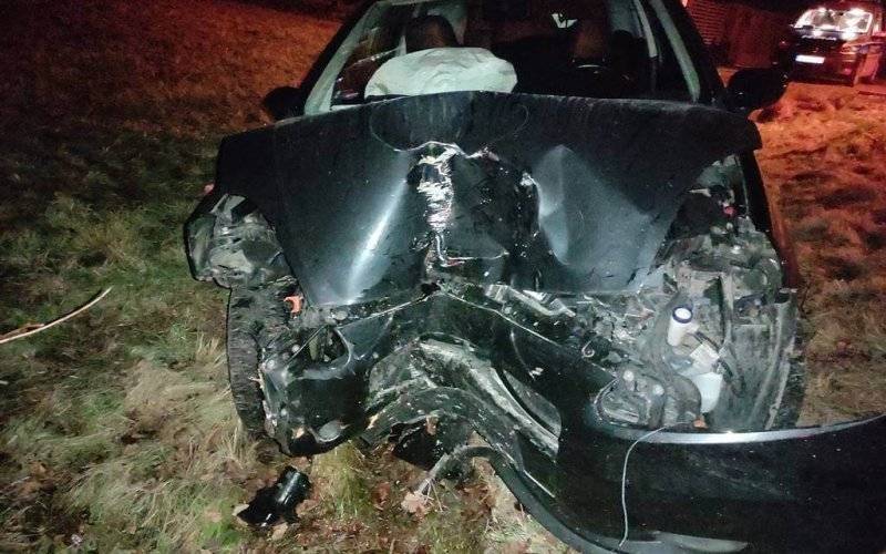 Uderzył w drzewo i poważnie poranił pasażera – FOTO