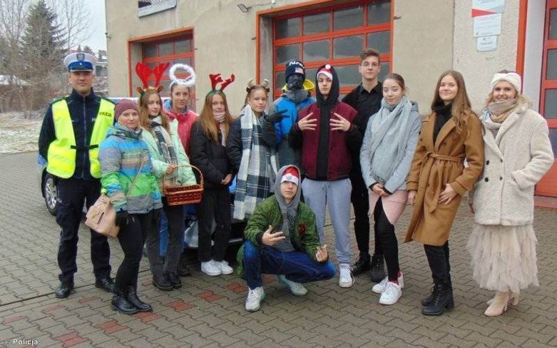 Mikołajkowy patrol drogówki i uczniów z „Dwójki” – FOTO