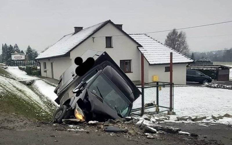 Rozbił się, bo zasnął za kierownicą