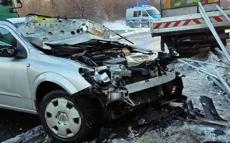 Ciężarówką wepchał osobówkę w dostawczaka – FOTO