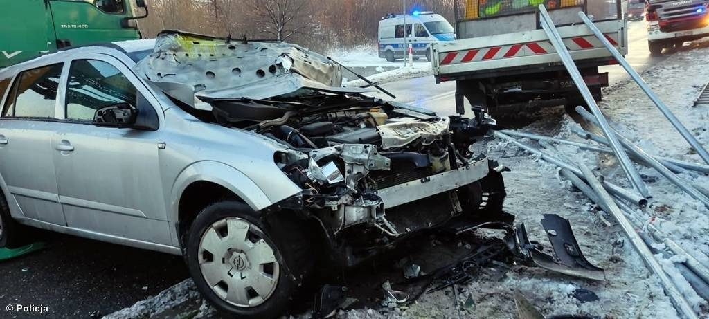 Ciężarówką wepchał osobówkę w dostawczaka – FOTO