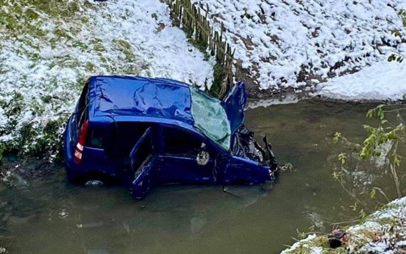 Samochód dachował w rzece. Nie żyje kobieta