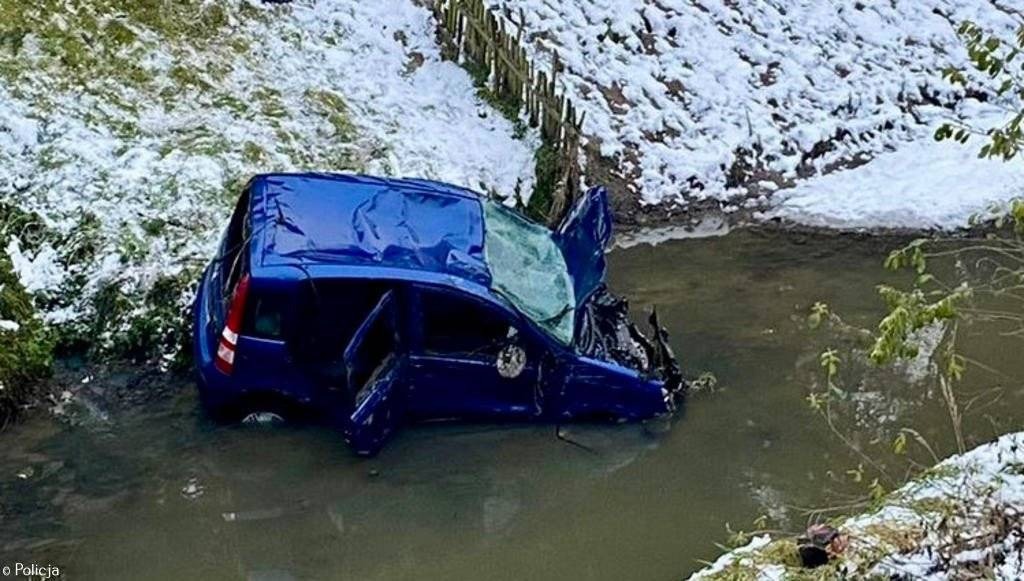 Samochód dachował w rzece. Nie żyje kobieta