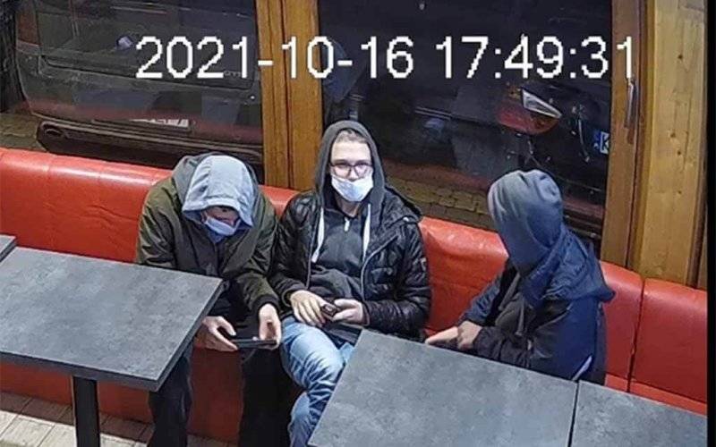 Ktoś rozpoznaje tych młodzieńców? – FOTO