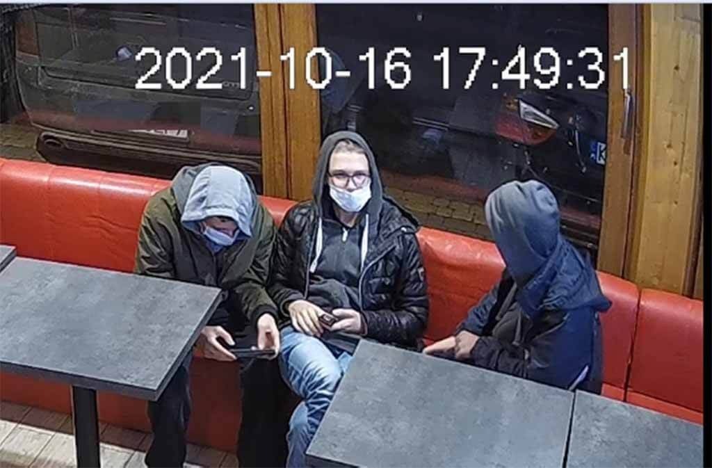 Ktoś rozpoznaje tych młodzieńców? – FOTO