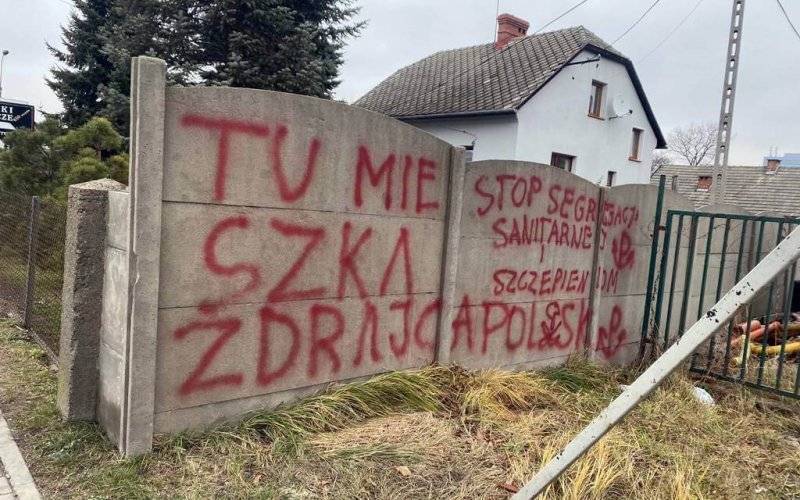 Napisy i kotwice na posesji posłanki Doroty Niedzieli