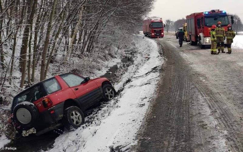 Zderzenie samochodów. Oba wpadły do rowu – FOTO